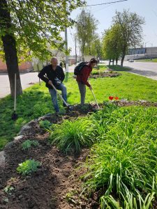 Детальніше про статтю Студенти ВСП «Роменський фаховий коледж СНАУ» провели прибирання території в рамках Дня благоустрою коледжу