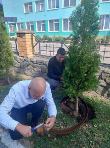 Детальніше про статтю Екобордюри та мульча: здобувачі агрономії дбають про красу й збереження вологи на території коледжу