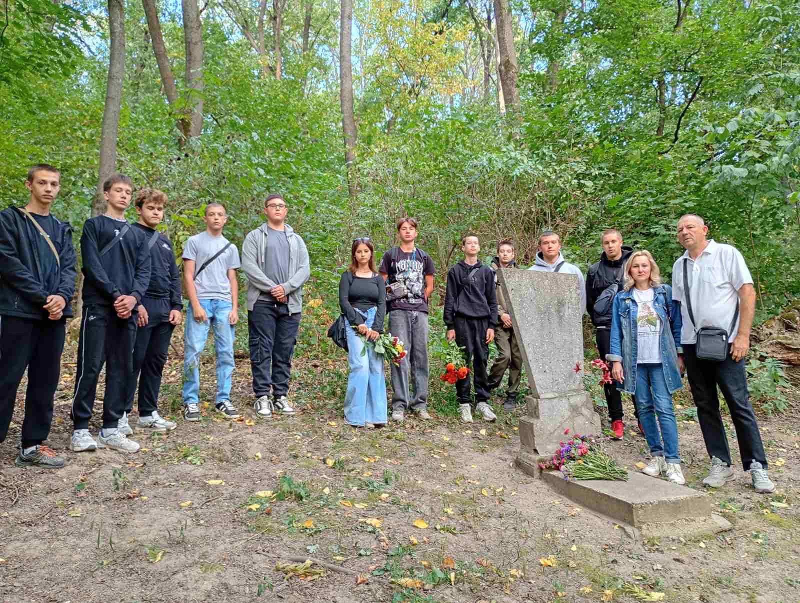 Ви зараз переглядаєте Пам’ятаємо героїв: студенти Роменського фахового коледжу СНАУ вшанували визволителів міста Ромни