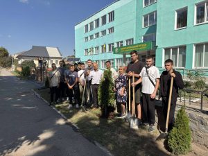Детальніше про статтю Майбутні агрономи Роменського фахового коледжу СНАУ озеленили територію навчального закладу