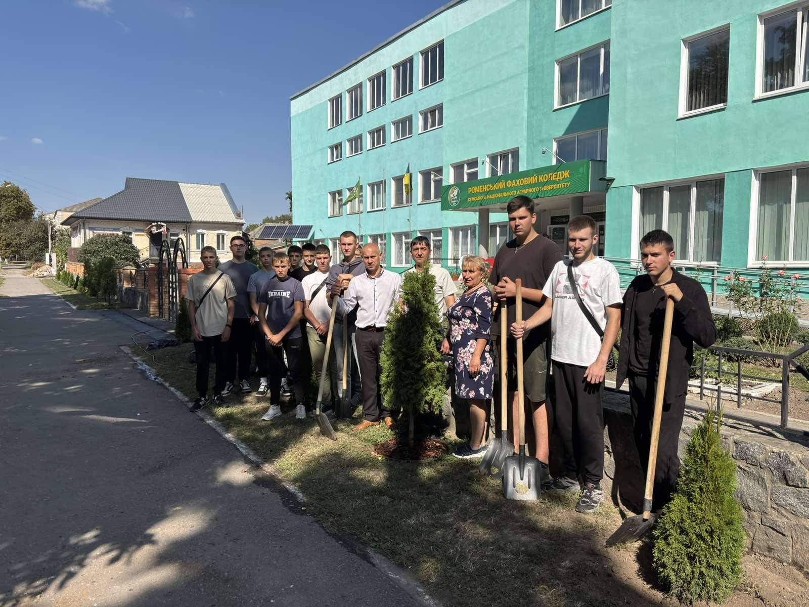 Ви зараз переглядаєте Майбутні агрономи Роменського фахового коледжу СНАУ озеленили територію навчального закладу