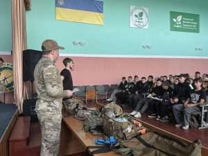 Детальніше про статтю Вишкіл із бійцями 3-ї окремої штурмової бригади: студенти Роменського фахового коледжу СНАУ здобували навички тактичної медицини та домедичної допомоги