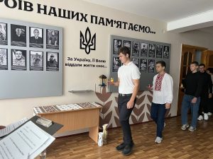 Детальніше про статтю У Роменському фаховому коледжі СНАУ відкрили меморіальний стенд на честь загиблих Героїв України