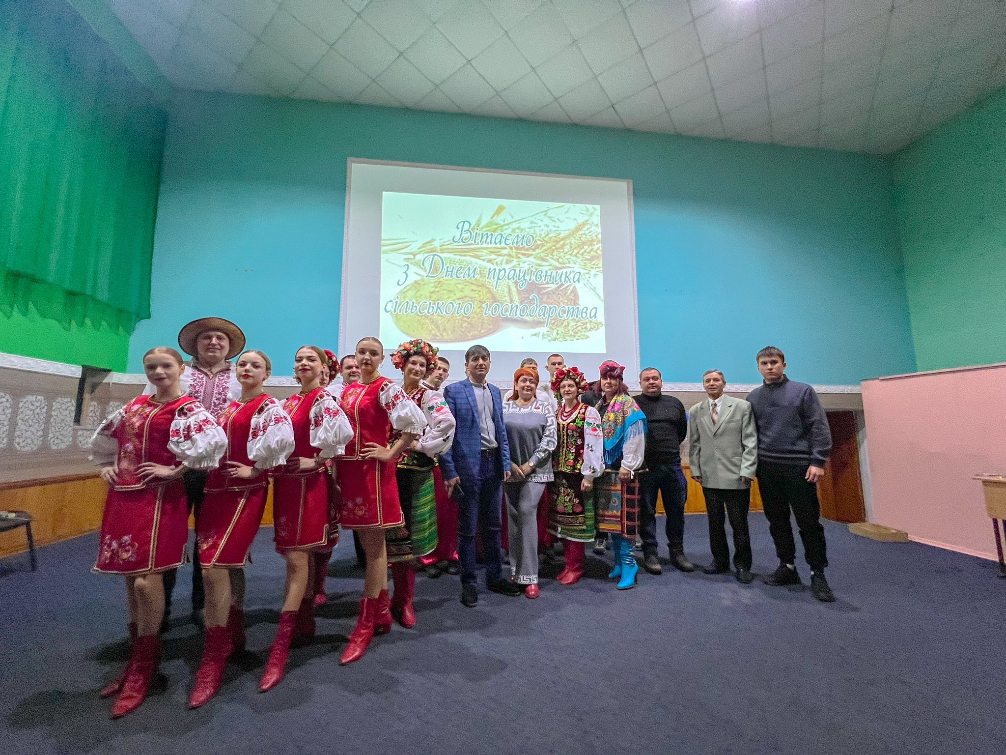 Ви зараз переглядаєте Святкова програма «Хліб-сіль і трошки гумору» у Роменському фаховому коледжі СНАУ до Дня працівників сільського господарства