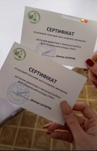Детальніше про статтю Передноворічна студентська лотерея спеціальності 141: свято, подарунки та яскраві емоції